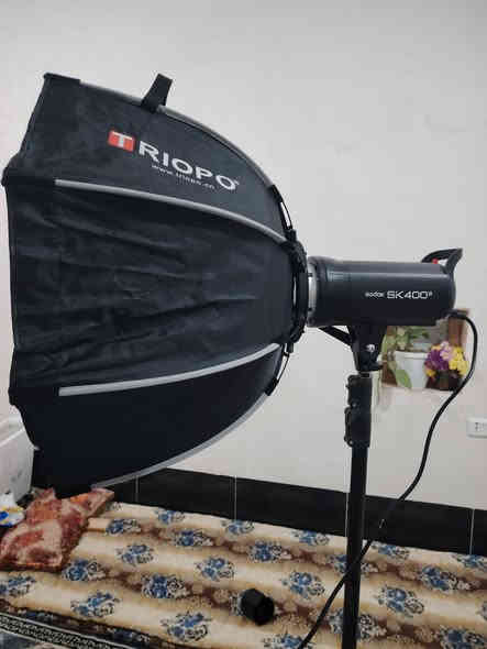 كاميرا نيكون nikon d7100
مع ملحقاتها كاملة وبطاريتين. الكاميرا بحالة جيدة زوم اصلي  Telephoto Zoom 70-300mm

ومجموعة اضاءة إحترافية جديدة godox sk400

مع جهاز تحكم عن بعد. السعر 600 وبي مجال بسيط.

***********
