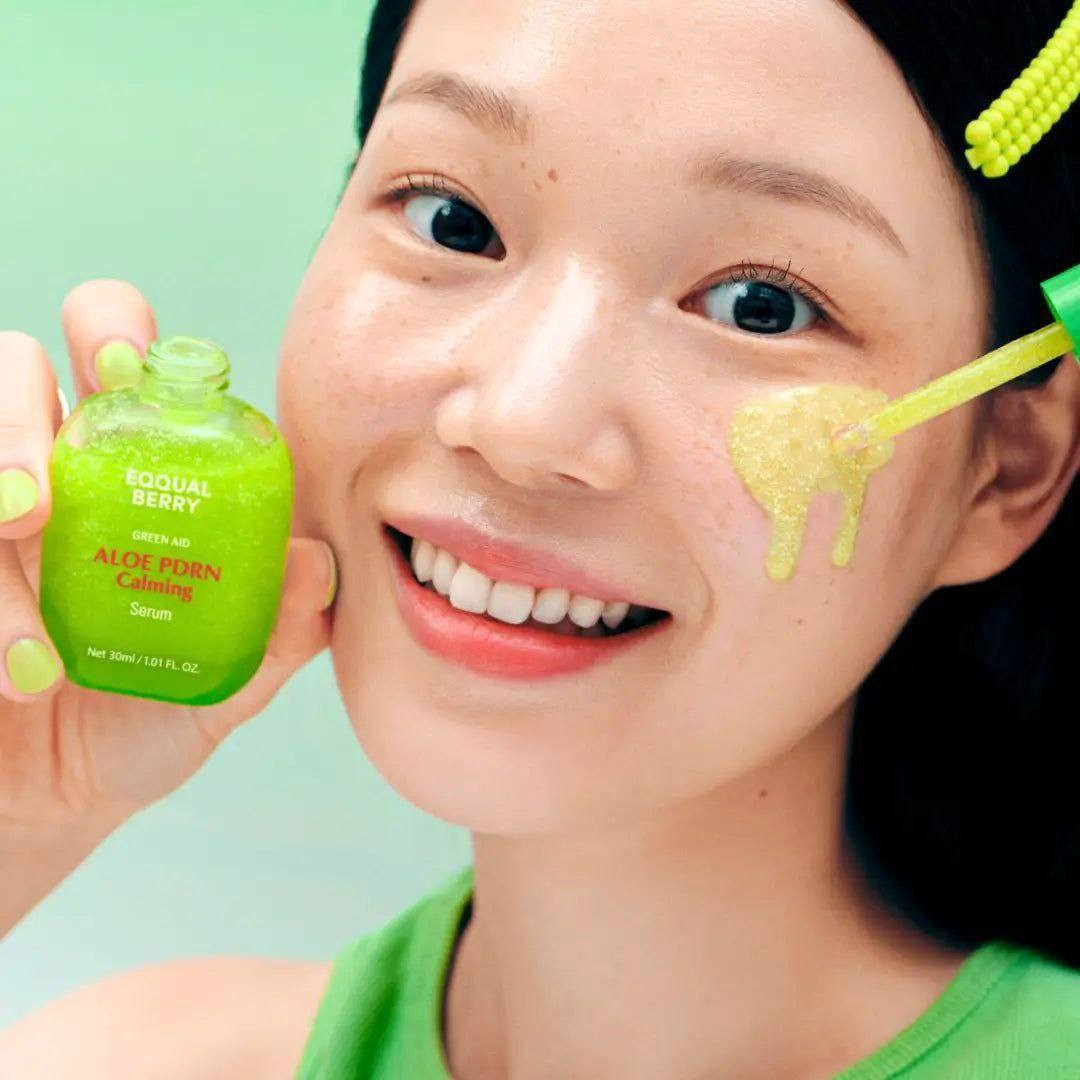 ✨سيروم Eqqual Berry Green Aid Aloe PDRN Calming هو منتج كوري مصمم لتهدئة وترميم البشرة الحساسة والمتهيجة. يهدف هذا السيروم إلى تقليل الاحمرار، وتوفير ترطيب عميق، وتقوية حاجز البشرة الواقي.
✅الفوائد الرئيسية:-
✔️ يوفر السيروم إحساساً فورياً بالبرودة ويقلل الاحمرار والتهيج بفضل مكون PDRN المشتق من الصبار (بتركيز 50,000 جزء في المليون).
✔️ يساعد PDRN على تحفيز إصلاح الخلايا ويدعم دورة التعافي الطبيعية للبشرة، مما يعزز المرونة ويجعل البشرة تبدو أكثر صحة بمرور الوقت.
✔️ يحتوي على 5 أنواع من السيراميدات (Ceramides) التي تعمل على استعادة الدرع الواقي للبشرة وحبس الرطوبة العميقة، مما يجعل البشرة أقوى في مواجهة الجفاف والعوامل البيئية الضارة.
✔️ تشمل المكونات الرئيسية أيضاً مركب 5-CICA والأرطماسيا (Artemisia) لتهدئة طويلة الأمد، وحمض الهيالورونيك (Hyaluronic Acid) للترطيب العميق.
✔️ تركيبته خفيفة الوزن وغير مسببة لانسداد المسام (non-comedogenic)، مما يجعله آمناً للاستخدام اليومي ومناسباً للبشرة الحساسة والمعرضة لحب الشباب.
#الاصلي المنشأ كوريا 🇰🇷💯

🚘 يوجد خدمة توصيل لجميع محافظات العراق ٤ الاف 🚘


**إذا كنت صاحب هذا الإعلان وتريد حذفه لأي سبب، رجاءا أرسل رسالة إلى الدعم الفني**
