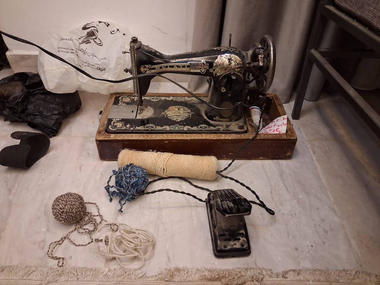 ✨ ماكينة خياطة قديمة أصلية – سنجر (Singer) ✨
ماكينة خياطة كلاسيكية عتيقة من شركة سنجر العالمية، تصميم معدني قوي بلون أسود مع زخارف ذهبية فخمة تعطيها طابع تراثي مميز.
🔹 تعمل على موتور كهرباء مع دواسة قدم
🔹 بحالة جيدة وتعمل بشكل ممتاز
🔹 مناسبة للخياطة المنزلية والأقمشة المتوسطة
🔹 مصنوعة من حديد ثقيل عالي الجودة (تحمل عالي)
🔹 الموديل من الفئة الكلاسيكية (قريبة من موديل 15 الشهير)
🔹 يعود تصنيع هذا النوع تقريبًا للفترة بين 1920 – 1950
🔹 هذا الموديل يعتبر من أكثر ماكينات سنجر انتشارًا وقوة واستمر إنتاجه لأكثر من 100 سنة �
singersewinginfo.co.uk +1
📦 المرفقات:
✔ إبر الماكينة الأصلية داخل العلبة
✔ خيوط كما هو ظاهر بالصورة + خيوط إضافية
💡 مناسبة للاستخدام أو للديكور (قطعة تراثية مميزة)
💰 السعر: مناسب جدًا


**إذا كنت صاحب هذا الإعلان وتريد حذفه لأي سبب، رجاءا أرسل رسالة إلى الدعم الفني**