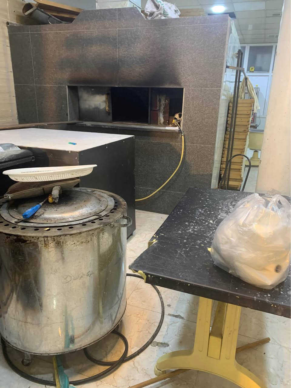 دوکانی فڕنی سەمونی حەجەری و نانەوا بە کامل ئەشیاوە بۆ کرێ لە سەرچنار
*********** السليمانية, العراق
