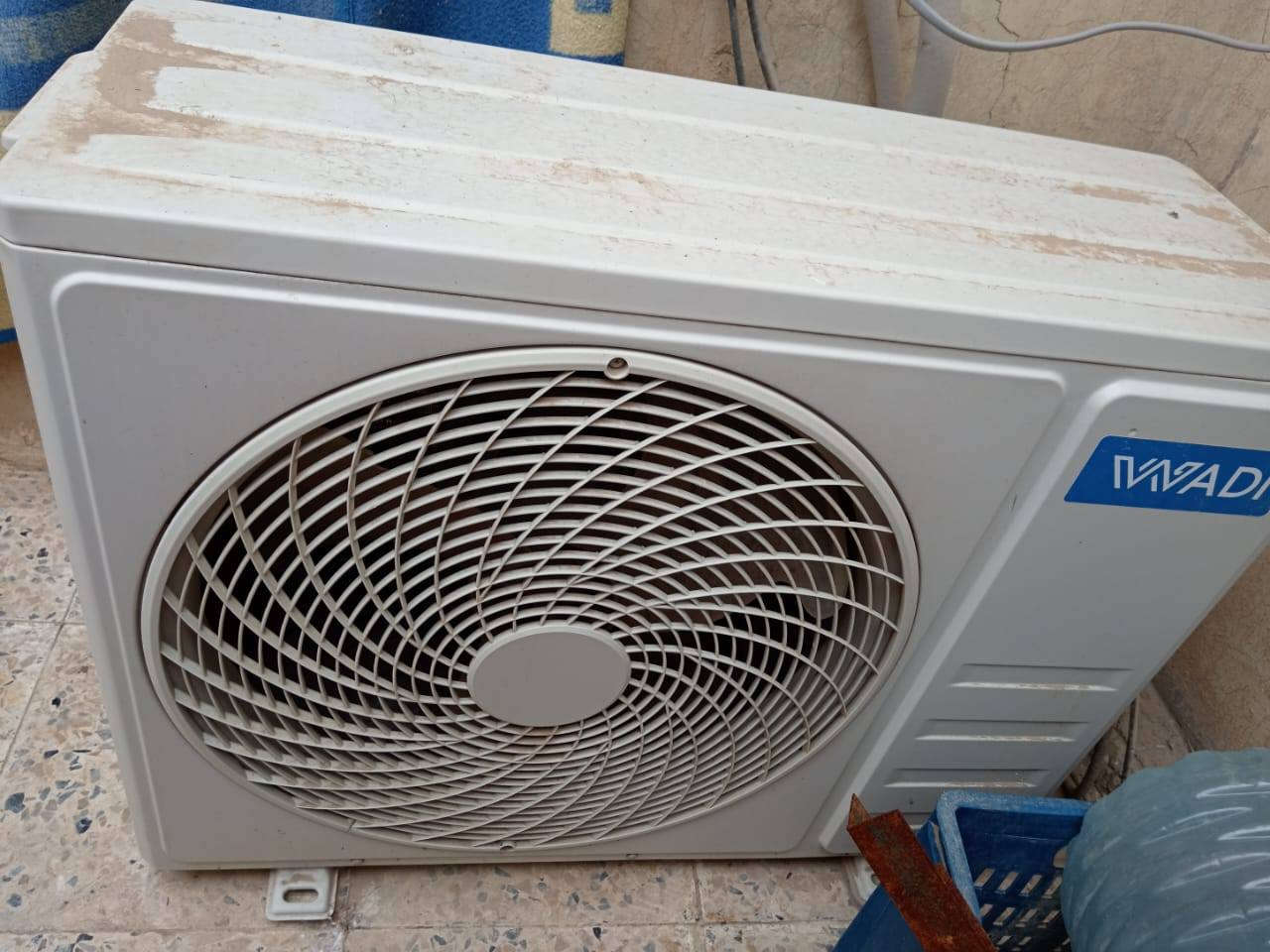 سبلت حجم طن ونص النوع وادي نظيف جدا تدفئة وتبريد السعر ٣٥٠ 
للاتصال او واتساب ***********
