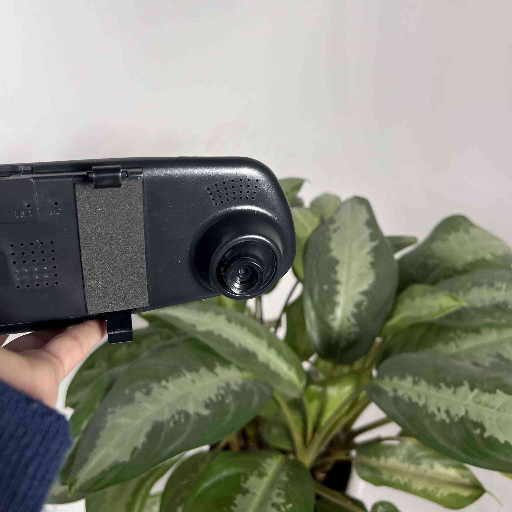 مرآة السيارة الذكية Vehicle Blackbox DVR - كاميرا مزدوجة وشاشة 4.5 بوصة

• الموديل: Z-3061.

كاميرا داش كام متطورة مدمجة داخل مرآة الرؤية الخلفية، تمنحك تسجيلًا كاملًا للطريق من الأمام والخلف مع شاشة عرض مدمجة لتعزيز أمان قيادتك.

• شاشة عرض مدمجة: تأتي بشاشة مقاس 4.5 بوصة من نوع TFT مدمجة في المرآة لمتابعة التسجيل مباشرة.

• تصوير عالي الدقة: تدعم تسجيل الفيديو بدقة Full HD 1080P لضمان وضوح التفاصيل والصور.

• عدسة واسعة الزاوية: مزودة بعدسة رؤية عريضة (Wide-angle lens) بزاوية 170 درجة لتغطية أكبر مساحة ممكنة من الطريق.

• نظام تسجيل الطوارئ: يحتوي على مستشعر G-Sensor الذي يقوم بحماية الفيديوهات من المسح عند حدوث اصطدام.

• خاصية الرؤية الليلية: تدعم تقنية Night Vision لتحسين جودة التصوير في ظروف الإضاءة المنخفضة.

• مراقبة ذكية: تدعم ميزات اكتشاف الحركة (Motion Detection) والتسجيل الدوري (Cyclic Recording) لضمان عدم توقف التسجيل.

المواصفات:
• دقة الفيديو: 1920x1080P / 1280x720P.
• صيغة الفيديو: MOV (H.264, Audio: AAC).
• تخزين الذاكرة: تدعم بطاقة ذاكرة TF حتى 32 جيجابايت كحد أقصى.
• البطارية: مدمجة بسعة 150mAh.
• واجهة الطاقة: 12-24V 2A.
• اللغات: تدعم لغات متعددة.
• الميكروفون والسبيكر: مدمج داخل الجهاز.

محتويات العلبة:
• مرآة الرؤية الخلفية المزودة بالكاميرا والشاشة.
• كاميرا خلفية إضافية.
• وصلات التركيب والطاقة. بغداد, العراق


**إذا كنت صاحب هذا الإعلان وتريد حذفه لأي سبب، رجاءا أرسل رسالة إلى الدعم الفني**