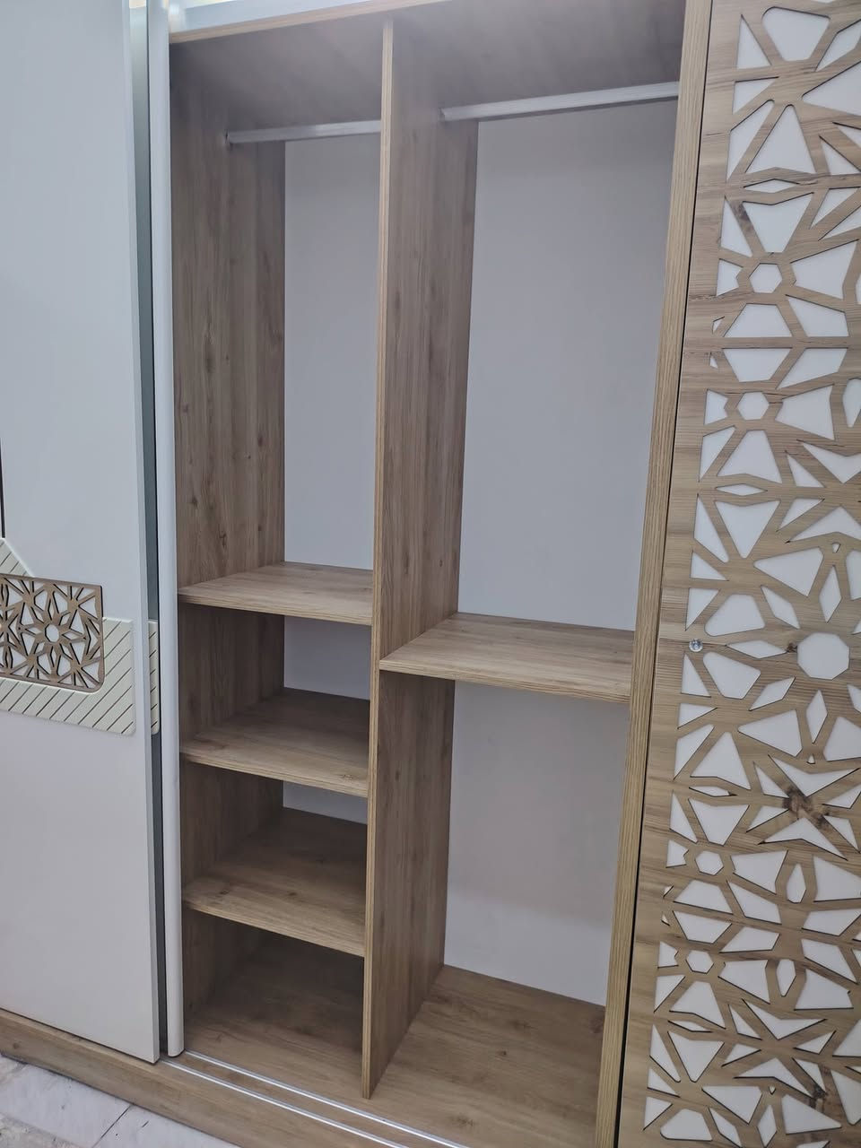 السلام عليكم
غرفة خشب ثقيل ٧ قطع استخدام اقل السنة
ماخذها بمليونين و٩٠٠
رايدهة ب٧٠٠ الف
تخم قنفات ٢ كبار بيجي وجويتي ازرق ومقعدين ينفتحن يصيرن جرباية هم درجة أولى ثقيلات

السيدية الضباط
***********
