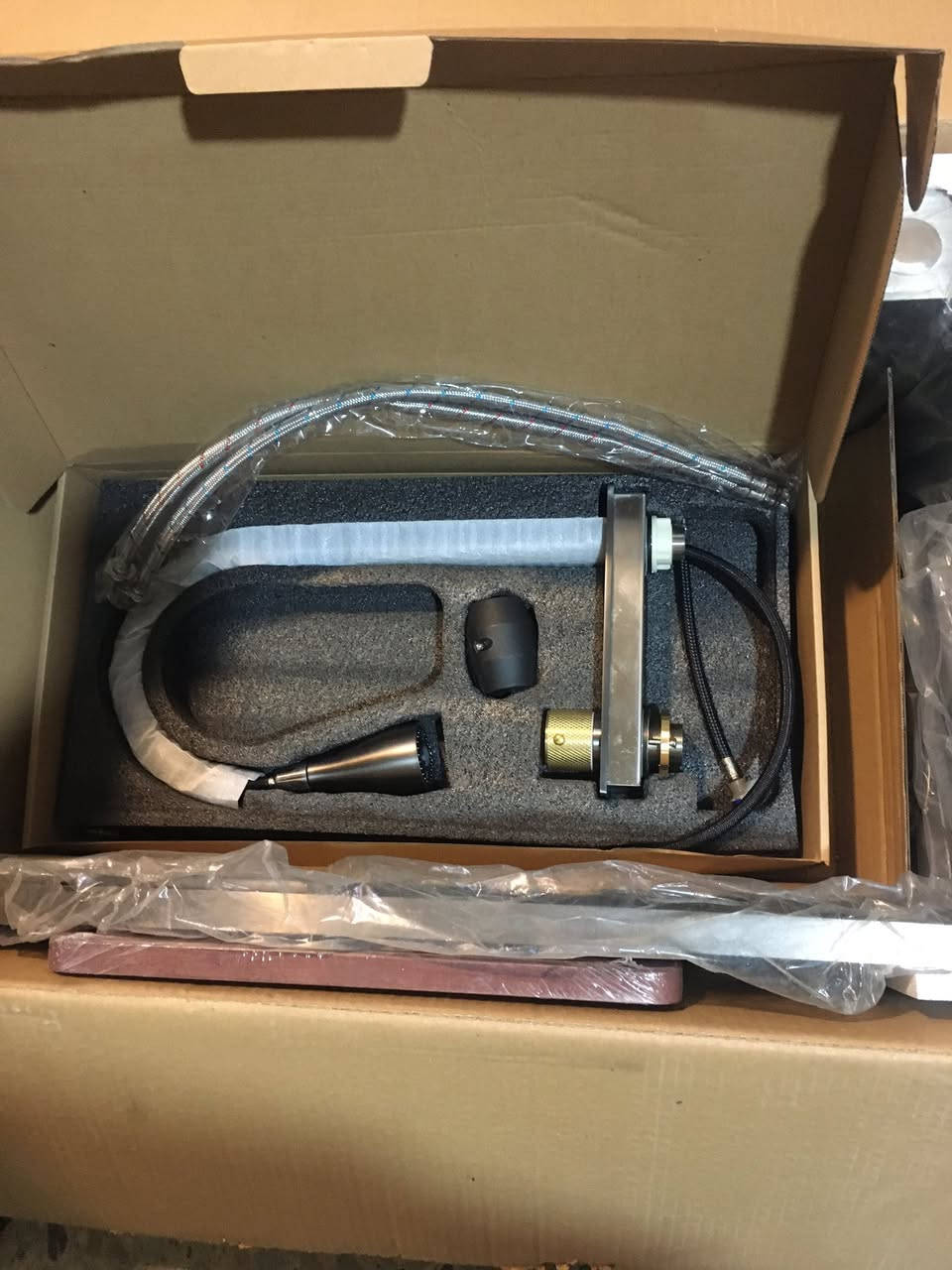 السلام عليكم سنك بعده جديد ممفتوح كامل محتوياته السعر ١٥٠ مشتري ١٥٠ دولار مكان حي الجهاد الرقم ***********
