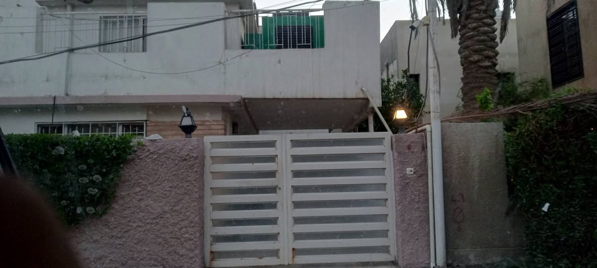 دار للبيع المنصور حي متنبي خلف مول المنصور 
بصف الركن 
المساحه 220 م الواجهه 11م  نزال 20 م 
للاستفسار ***********4
