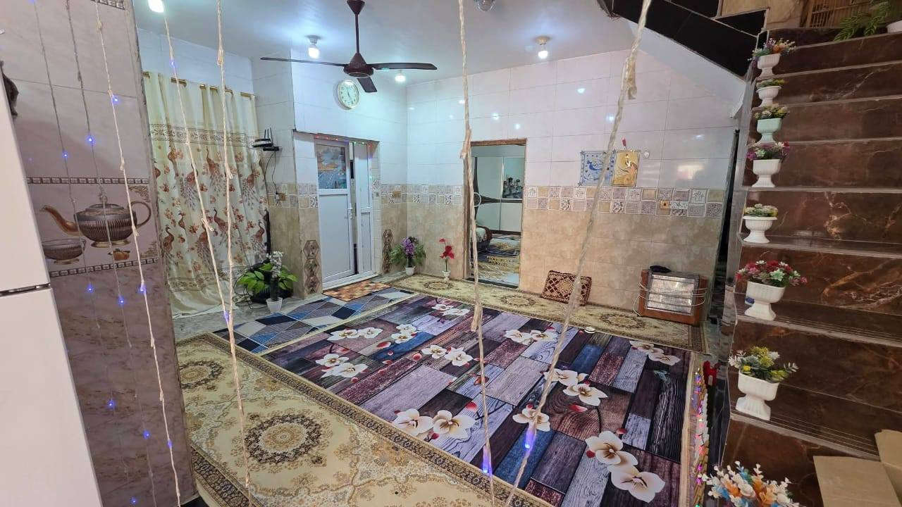 سلام عليكم دار للبيع كوت حي الحكيم نزلت زرزور بناء نص طابوك ونص بلوك مساحة 155م مرقم من قبل البلديه يتكون من غرفتين نوم مطبخ استقبال هول السعر المطلوب 40وبيه مجال للشراي خدمات كامله ماي كهرباء مدارس مجاري لستفسار مراجعه دلالية حسن البيضاني موبايل ***********
