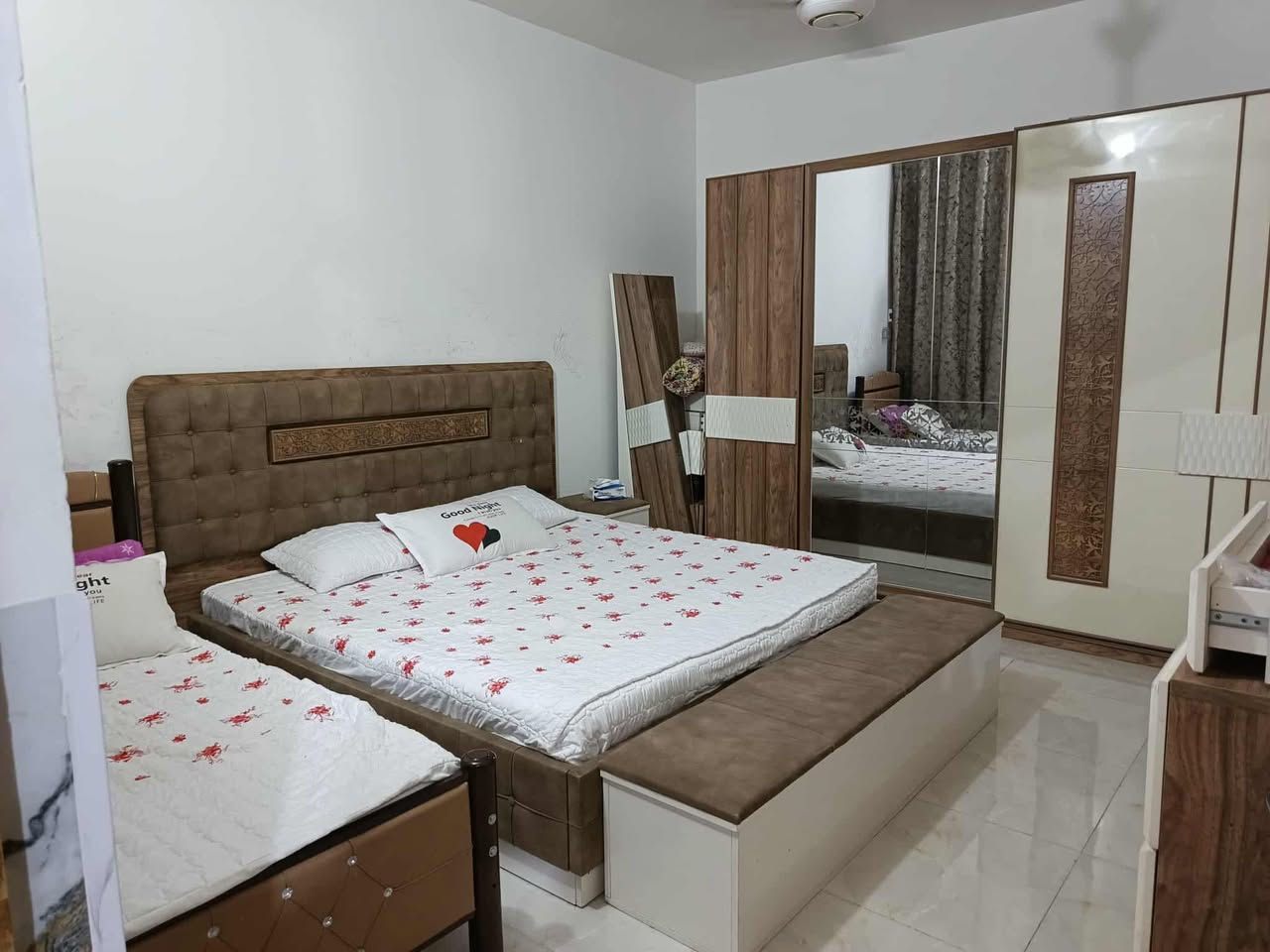 بيت  130 راعي سند٢٥ متر نادر الثانية شارع الكبان مساحتة 130 متر طابق واحد صالة واستقبال ومطبخ وغرفة نوم وصحيات داخلية وخارجية وكراج .
يبعد عن موقف السيارت تقريبا 150 متر 
سعرة 75 وبية مجال *********** رقم الهاتف ***********
