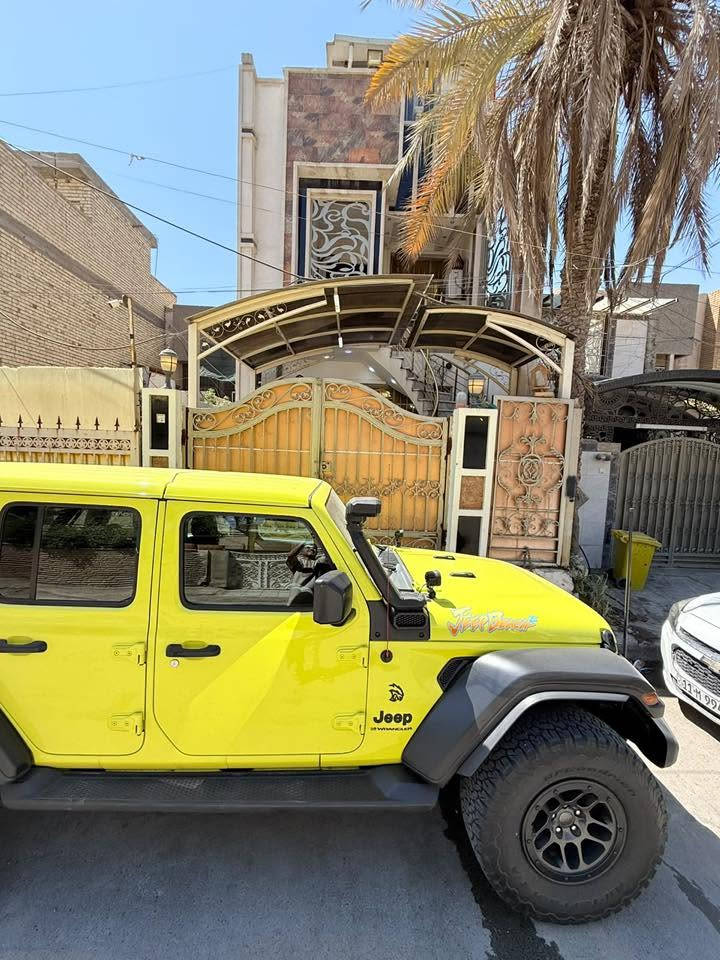سلام عليكم
دار للبيع ٣ طوابق 
الموقع :  الطالبية محلة ٣٢١ زقاق ٢٦ مساحة ١١٧ متر 
الواجهة ٥.٣٠ متر النزال ٢٢ متر 
يحتوي على : 
غرف نوم عدد ٤ 
استقبال 
حولي واسع 
صحيات عدد ٤ 
مخازن عدد ٣ 
مخزن بالسطح واسع جدا 
درج خارجي وداخلي 
بيت نظيف وجديد وممتعوب 
ومناقصة اي شي كامل مكمل
للاستفسار : ***********
