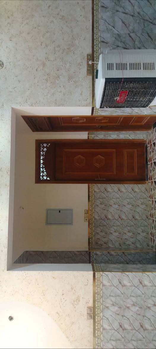الديوانية حي العامل على طريق السنيه مقابل حي الامين 
السلام عليكم بيت للبيع المساحه الكليه 475 متر البناء 200 مع حديقه وكراج ،،ومشتمل مبني الهيكل فقط مساحة المشتمل 130 السعر خاص مع باقي التفاصيل
العنوان الديوانية حي العامل على طريق السنيه
*********** واتساب او اتصال
