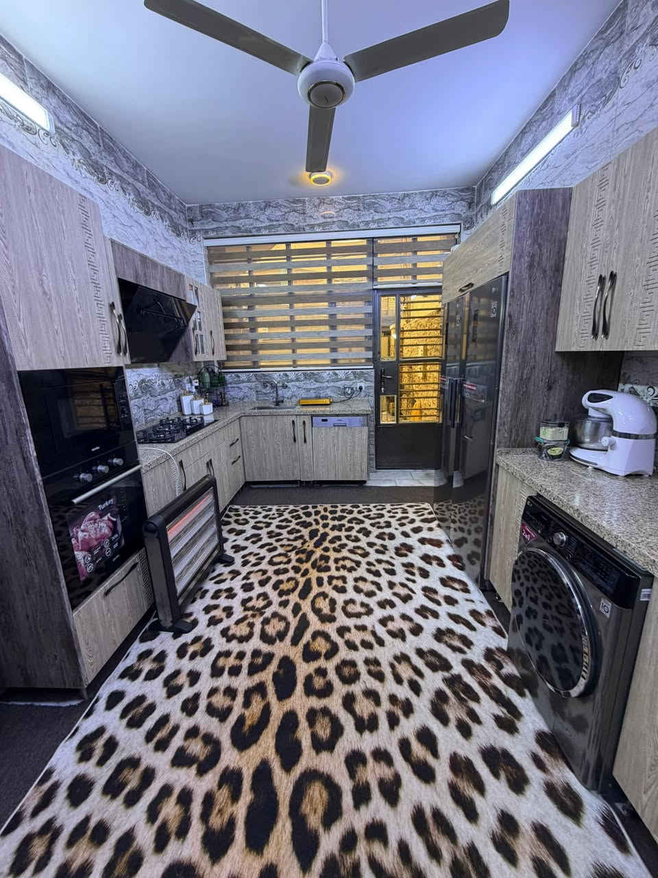 المساحة 150م واجهة7.5م
يحتوي الدار على كراج يسع سيارة وصالة وحمام ضيوف وهول داخلي ومطبخ و٤ غرف نوم وحمامات عدد٣ ومخزن ولوندري الدار درجة البناء جيد جداً للاستفسار اتصل على الرقم ***********
