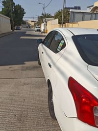 سني نيسان هندي لبليته الزركه موديل ٢٠٢٠  سياره كفاله ما عدى بارد الباب...