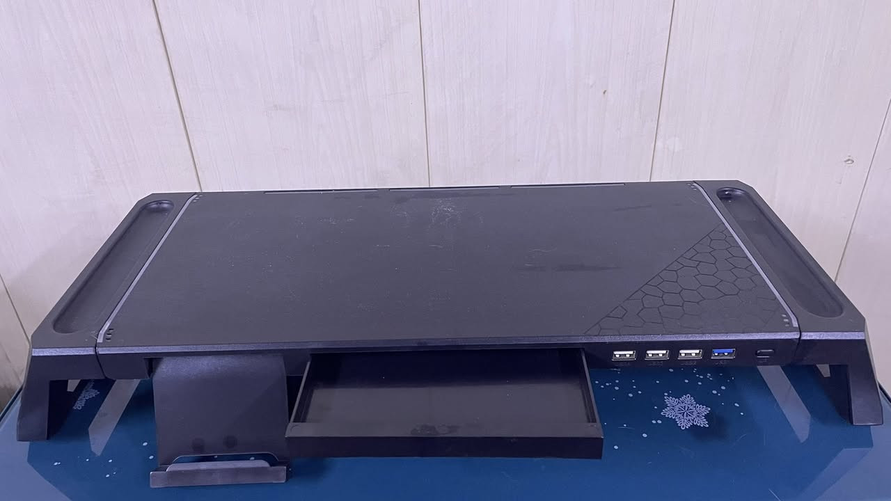 شاشة للبيع الضرر موضح بالصورة السعر 150 +ستاند هدية ***********
Msi pag21cr

Active Display Area (mm): 
521.3952(H)x293.2848(V)
Curvature: 1200R
Panel Type:Samsung VA
Resolution:1920 x 1080 (FHD)
Pixel pitch:0.27156(H) x 0.27156 (V)
Aspect Ratio:16:9
Brightness (nits):280
Contrast Ratio:3000:1
DCR (Dynamic Contrast Ratio):100000000:1
Signal Frequency:55.3~162 KHz(H),48 to 144Hz(V)
Refresh Rate:144Hz
Audio interface:1x Earphone out
View Angles:178°(H)/178°(V)
DCI-P3 / sRGB:91% / 125%
Surface Treatment:Anti-glare
Display Colors:16.7M
Power type:External Adaptor
Power Input:100~240V, 50~60Hz
Adjustment (Tilt):-5° ~ 15°
Kensington Lock:No
VESA Mounting:75 x 75 mm
Dimension (W x D x H)
With Carton (W x D x H):538 x 212.8 x 411.7mm / 21.18 x 8.37  x 16.2 inch 
538 x 91 x 322 mm /  21.18 x 3.58 x 12.67 inch
Weight (NW / GW):3.25 Kg;7.16lbs / 4.71Kg;10.38lbs
Frameless Design:Yes
Note:Display Port: 1920 x 1080 (Up to 144Hz)
HDMI: 1920 x 1080 (Up to 144Hz)

