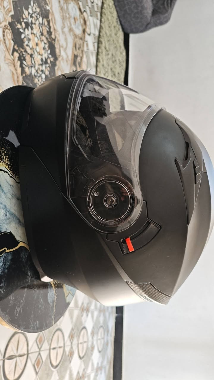 السلام عليكم
خوذه من ماركة {DFG}
مقاومه للصدمات بمعيار عالي
فچ قلاب
بيهة فتحات تهويه وبطانه صيفيه شتويه قابله للازاله والتبديل 
الخوذه جديده مصارلهة اسبوع عندي
حجم الخوذه L 
وسعر الخوذه 20 
مكاني بغداد حي الجهاد 
***********
اشتريته ب50 وما احتاجهة 😅
