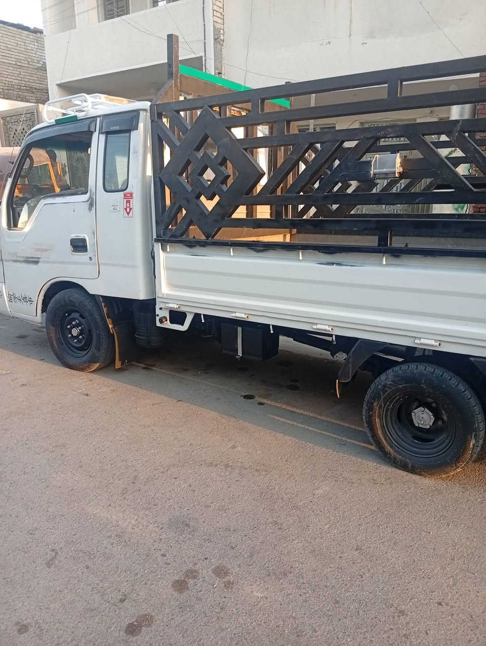 سلام عليكم كيا حمل البيع أم عيون موديل 2001رقم بغداد مشروع وطني مكينه وكير واكسل وحداديه وشاصي و كهربائيات وكفالة عامه وصبغ قليل عنوان بغداد شماعيه والاستفسار على هاذا رقم ***********.  وسعر 75ورقه
