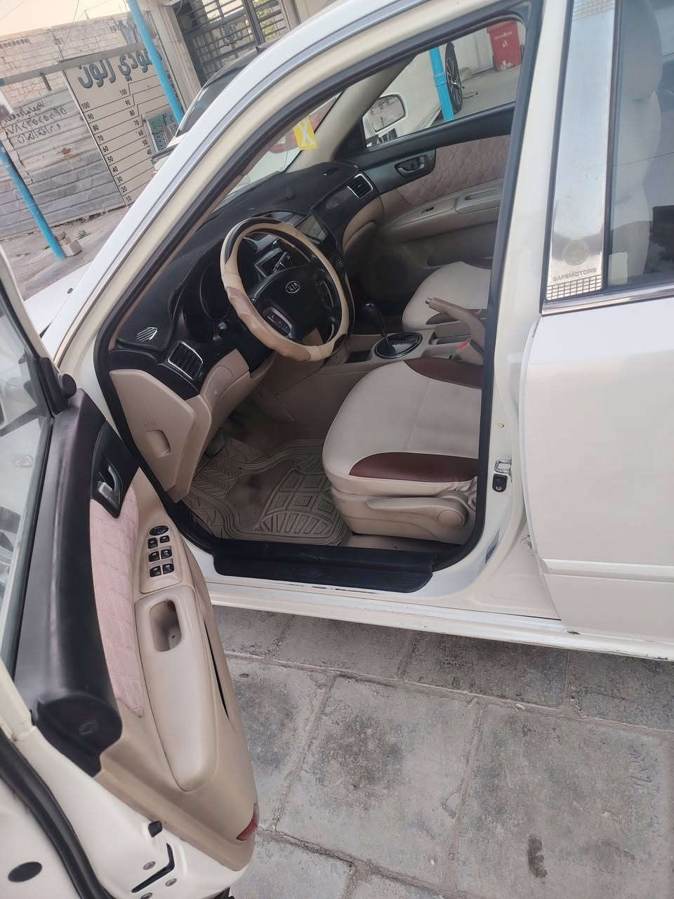 كيا اوبتما ٢٠٠٩ خليجي
محرك ٢٠٠٠ دوش
رقم بغداد انكليزي
اللون ابيض 
صدر امامي خلفي جديد 
تخم تاير جديد
منضومة زنون كاملة 
شاشة مع دوشمة جديد 
فقط البنيد مغلف أثر جراد
عارضهة ب١١٥ $
العنوان بغداد
الاستفسار ***********
