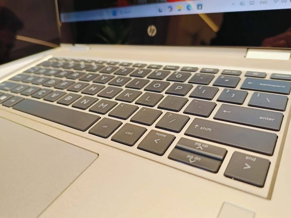 💻✨ HP ProBook x360 435 G7 – جهاز 2 في 1 احترافي للشغل والإبداع 🔥
لابتوب عملي جدًا 💼 يتحول لتابلت بلمسة واحدة، مناسب للشغل والتنقل والدراسة والإبداع 👌

⚙️ المواصفات:
🚀 المعالج: AMD Ryzen 7 4750U 💪 – أداء قوي جدًا في المهام المتعددةجيل ١١
🧠 الرام: 16GB DDR4 ⚡ – تشغيل برامج كتير بدون تهنيج
💾 التخزين: 256 Giga SSD 🚀 – سرعة إقلاع وفتح ملفات في ثواني
🖥️ الشاشة: 13.3 بوصة FHD تعمل باللمس 📱 (1920×1080)
🎮 كارت الشاشة: AMD Radeon Vega Graphics 🎬

✨ المميزات:
💎 تصميم ألومنيوم أنيق ومتين
🔄 شاشة 360° تتحول لتابلت بسهولة
⌨️ كيبورد بإضاءة خلفية مريح للشغل الليلي
🔐 قارئ بصمات للأمان
📷 كاميرا HD للاجتماعات
📡 Wi-Fi 6 + Bluetooth 5.0 اتصال سريع وثابت

🎯 مناسب لـ:
💼 رجال الأعمال – أداء قوي لكل المهام
🎨 المبدعين – تصميم + كتابة + لمس سهل
🎓 الطلاب – خفيف، عملي، وبطارية تدوم

🔋 بطارية تدوم لساعات من الاستخدام 🔥

🚚 شحن لجميع المحافظات + معاينة قبل الاستلام


**إذا كنت صاحب هذا الإعلان وتريد حذفه لأي سبب، رجاءا أرسل رسالة إلى الدعم الفني**