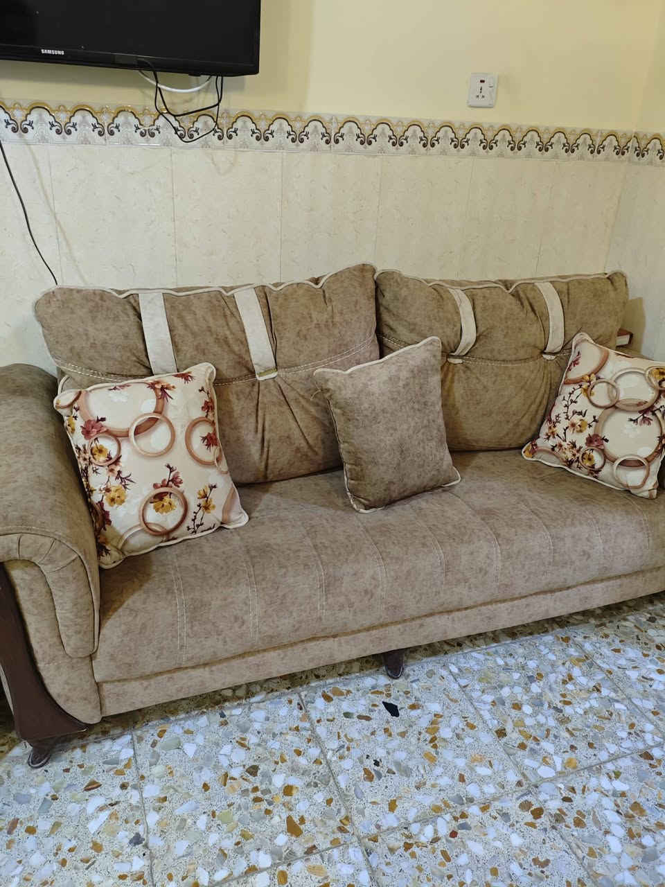 تخم درجه أولى نضيف جدا شبه جديده سعره ٥٠٠ ***********
