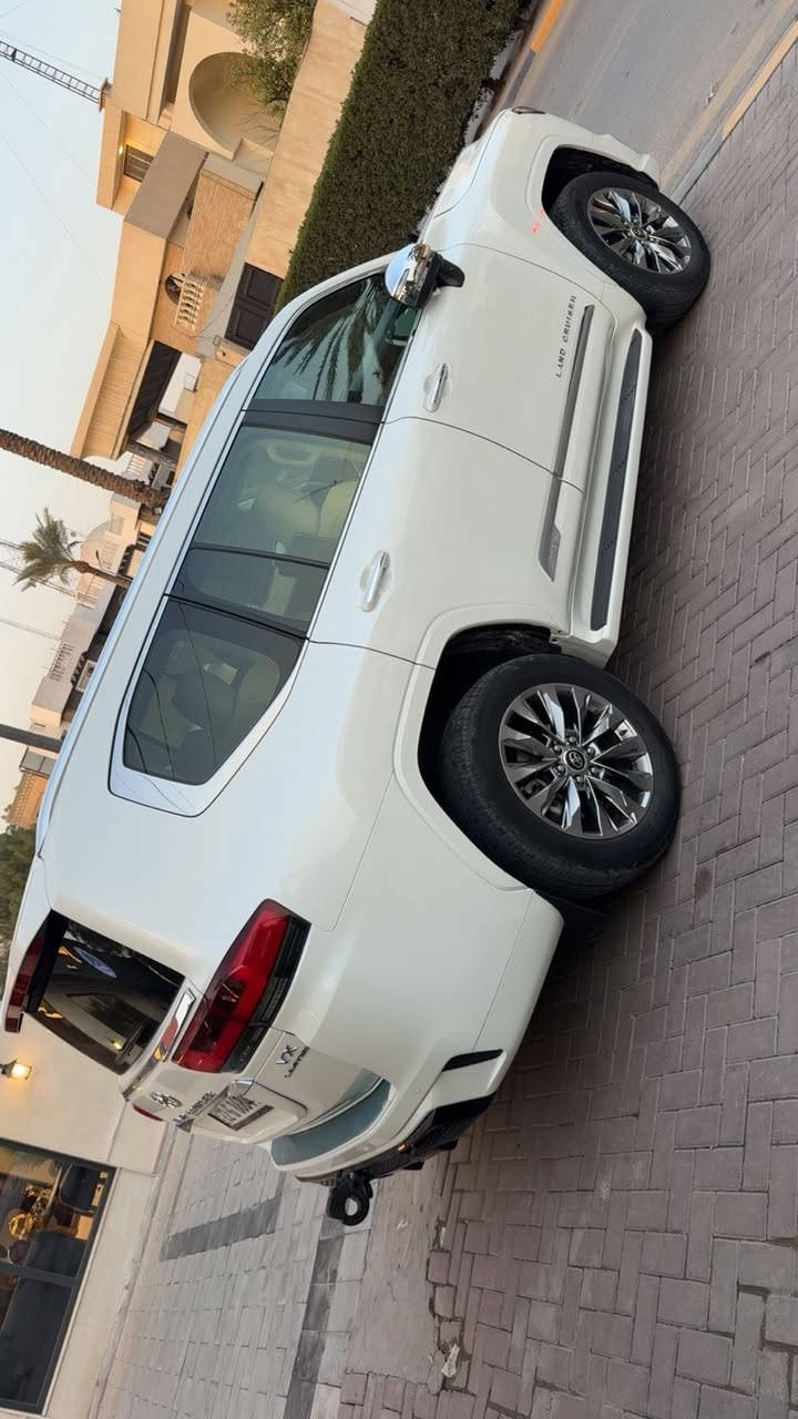 لاندكروز  VX 2023 ساز مكفوله كفاله عامه ماشيه 42 السياره بوضع الشركه رقم اربيل السعر 73500 الف ونص وبيه مجال بصيط للا ستفسار ***********

