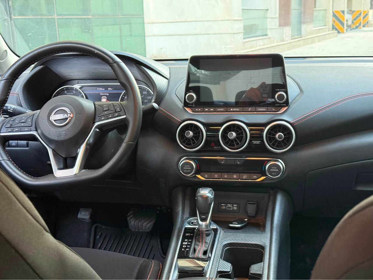 Sentra - 2025 - SR 
ســـیـــنــتــرا SR  - ٢٠٢٥ - VIP شكل جديد
- ســــعـــر / ١٥١ ورقه 💵 💲 
- لون / لونين ابيض و صقف اسود 
- مــــواصــــفـــات / فوووووول بدون سلايد 
شكل جديد - ستيرن سبورت خياطة - صقف اسود - حساسات خلفي - ويل كبير جديد - كشنات سبورت - سماعات ساوند سيستم - شاشة - رادارات -…..
- حادث / 3N1AB8DV3SY250816
باب و جملغ بدوووووون ايرباك - ايرباكات سليم 
- ماشية / ١٥ الف مايل فقط 
- رقم / كاتي - تترقم شمالي وياها ٣ شهر للرقم . رقم مشادين . 
- تلفون 📞 ☎️/ *********** أربيل, العراق
