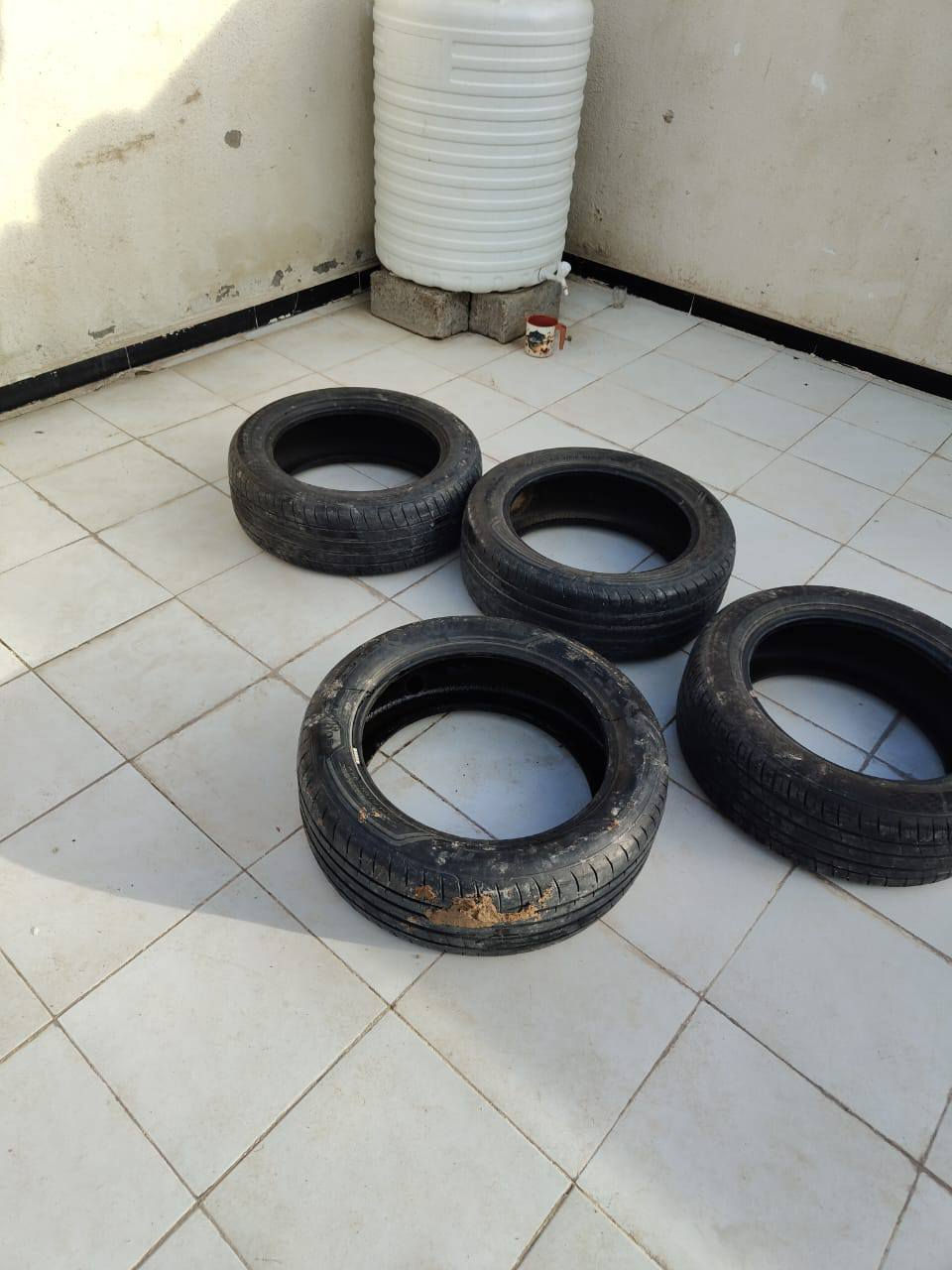 سلام عليكم 
تايرات نص عمر نضيفات
حجم235/55R19


**إذا كنت صاحب هذا الإعلان وتريد حذفه لأي سبب، رجاءا أرسل رسالة إلى الدعم الفني**