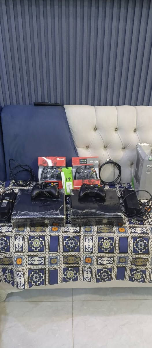 بجهازبلي اكس بوكس 360جهازين للبيع نظيفات مع اليدات مع الملحقات كامله مع رام اكثر من مئه لعبه على الفحص الموقع بعقوبه التحرير .
ه‍.*********** السعر الواحد 110الف وبي 
مجال
