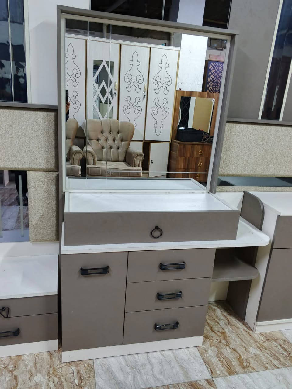 السلام عليكم زبائنه الكرام 🌛يعلن معرض المصطفى للأثاث المنزلي 🌳بيع وشراء ومراوس كافة 🌟  غرف النوم التركية
غرف نوم_ 8 ابواب اخو الجديد(10)قطع يعني العندة غرفة نوم وحاب يغيرهة تبديل او مراوس وحسب الاتفاق🌻🪷💥العنوان كركوك💥القادسيه الثانية شارع ابو وليد/ ✨اللا ستفسار.🪬 اتصال الرقم ***********/
