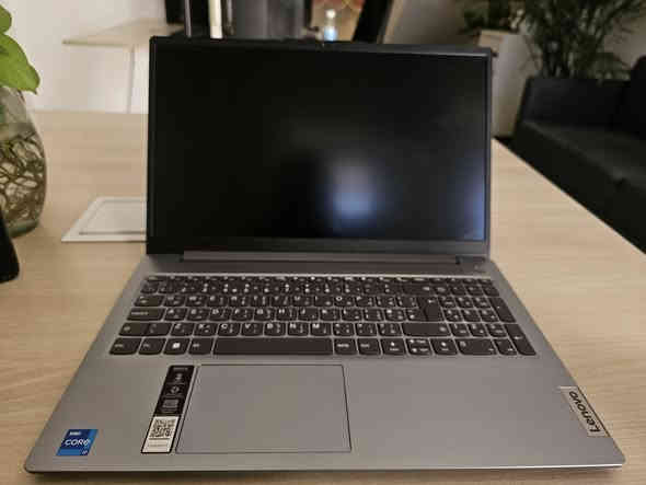 لابتوب lenovo للبيع استخدام ٥ أشهر وكالة وليس بالة وبعده داخل الضمان 
المواصفات : 
I7 13620H Gen13 10Core 16T
معالج كلش قوي يتحمل مشاريع جبيرة 

Ram 16Gb LPDDR5 4800MT/s

512GB SSD NVMe

Intel UHD Graphics Sherd 8GB 

شاشة IPS 15.6 

مدخلين USB 
مدخل Type-C 
شحن يطول حسب الاستخدام لكن ما يقارب الساعتين الى ٣ 
وأكثر بدون استخدام 

Charge boost 

مناسب لكل شي 
ما عدا الالعاب فقط البسيطة يشغل 

السعر 700 الف 
مكاني بغداد حي الجهاد 
***********
