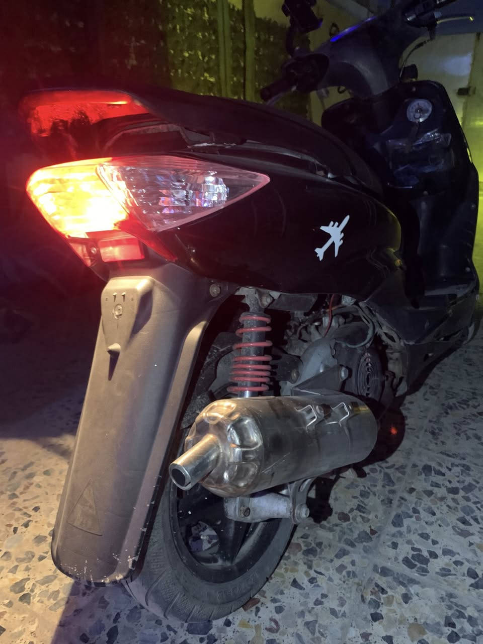 للبيع سكنس نثيه
دوشمه جديد 
باتري جديد
چاملغ خلفي جديد 
صالنصة رياضي صوتهة حلو مابي ازعاج
بيه لايت زنون+زنون خارجي يصيرلك الشارع نهار
الدراجه مكينه شغال بس عوزهة كابريتر
العنوان بغداد الشعب السعر 450الف الشراي يتصل لو يجي خاص ***********
