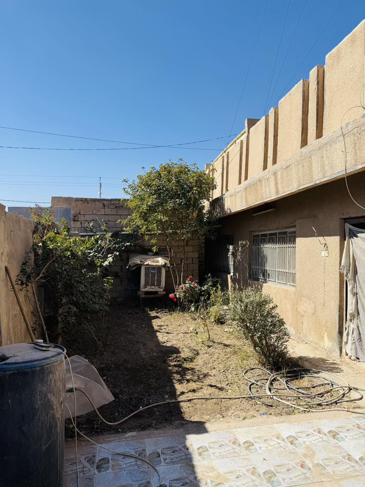 السلام عليكم
بـيت للبـيع المسـاحه 400 مـتر طابـو صـرف بأسمي مداور ثاني يوم  
موقع تجاري
مگون مـــن 
ثلاث غرف نـوم + صـالة +استقبال
+ مطبخ 
+ صحيات داخليه ـ وخارجـية 
طـابوگ جـمهوري + صب گونگريت مسـلح 
+مناور داير مداير البـيت
يحتـوي على 3 حدائق 
+ محـل سوبر ماركت 
رگن على شارعين عرض الشارع 15 متر
 تبليط ومجاري بالباب 
العنوان حـي العسـگري _الشارع الرئيسي مقابل اياد حسونـي 
للاستفسار الاتصال على الرقم 
***********
