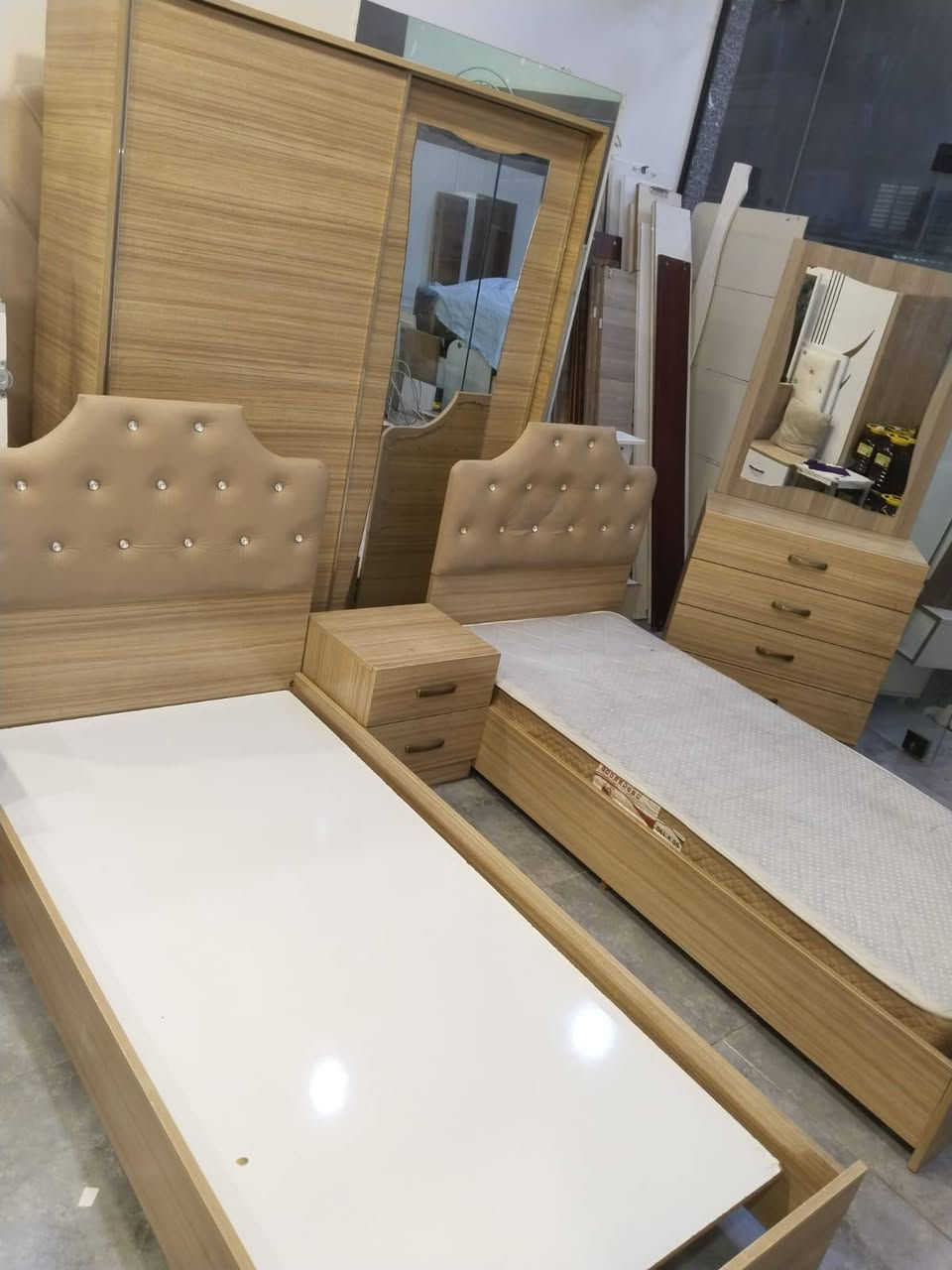 غرفة نوم 7 قطع شبابي للبيع مع ودواشك جرابي عدد 3 سعر 300 للتواصل ***********
