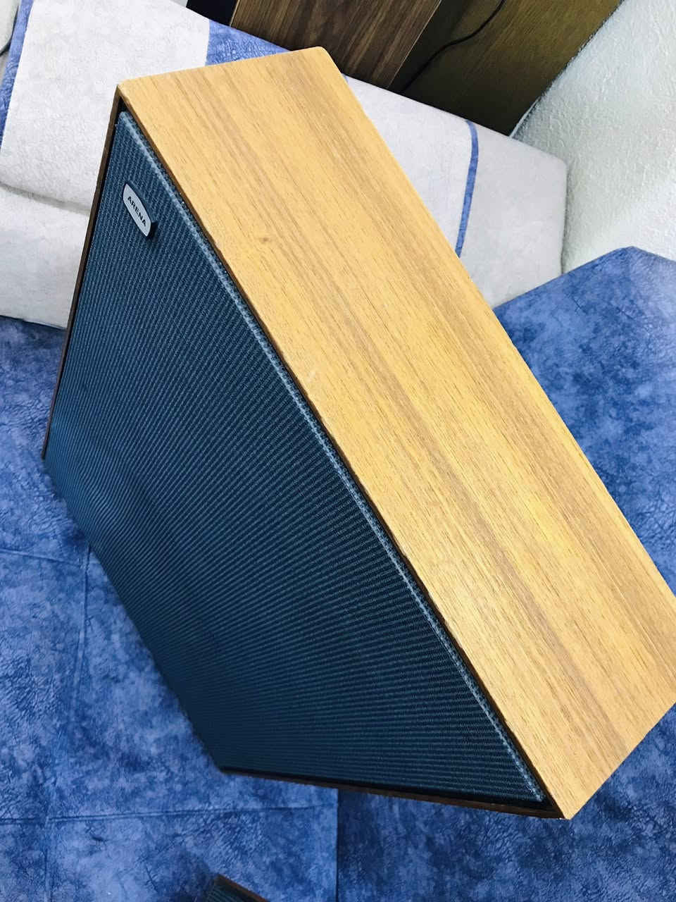 للبيع
سماعات من شركة ARENA 
صناعة الدنمارك 1975 
نظافة السماعات قريب 95 ٪؜ 
اداء وصوت جداً جداً راقي 
10 او 8 انج  4 اوم رتفاع 58 سم  41 عرض
وزن جداً ثقيل  المظهر الخارجي من الخشب
للاستفسار اكثر مراسلة الصفحة 
وات ساب ***********
