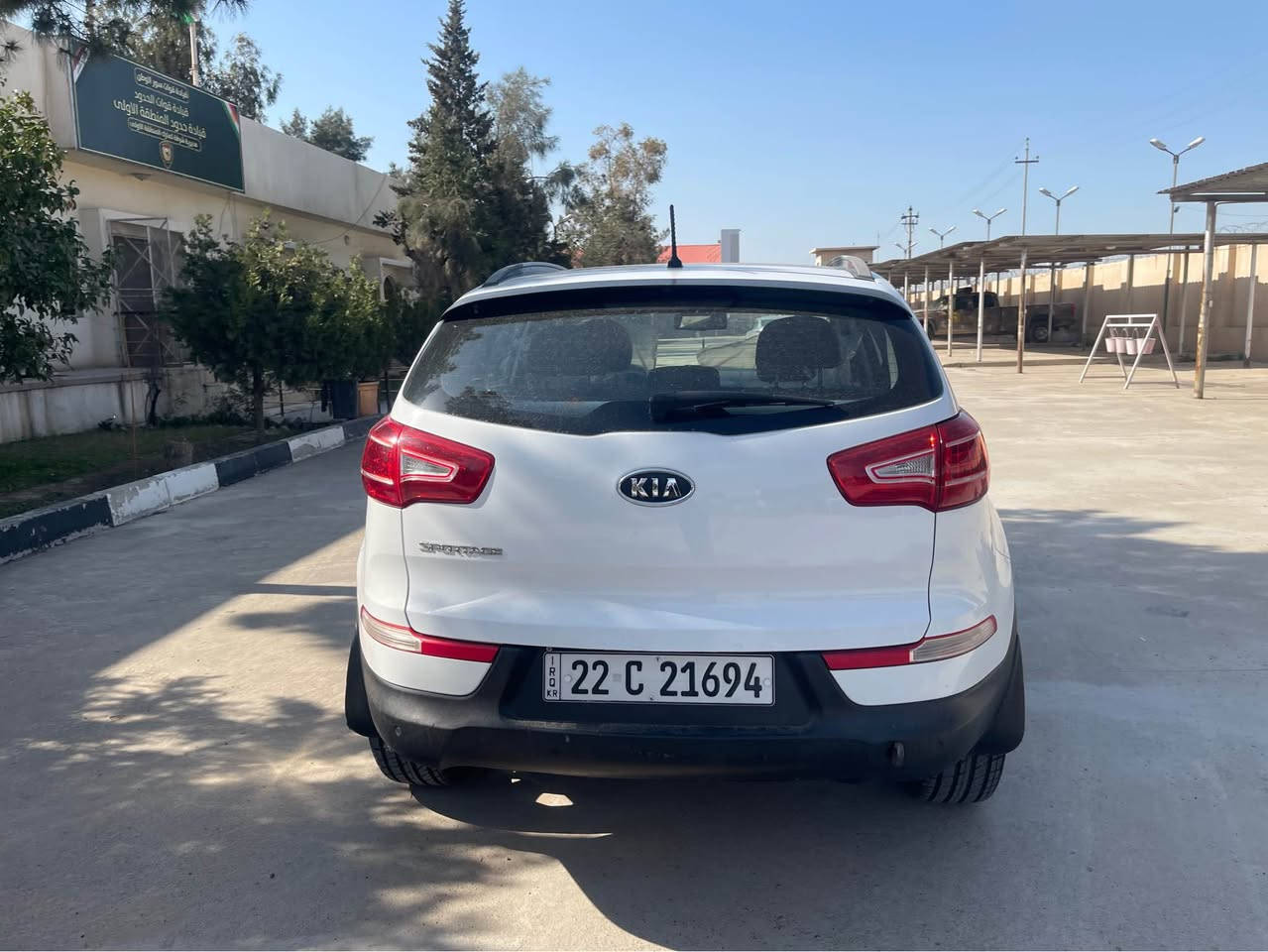 يكا. سپو ر تاج. خه لحي.  سفري. هه ولير. ر قه  م سه نه و ي نويه. به نا و خؤمانه. سفري و. لا خؤ مانه.  سه يار. كه. كلينه. بي. سبووخه.   فول. ته نها. به. سمه. نيه  شيون. هه ولير.  ***********
سحر 138 أربيل, العراق
