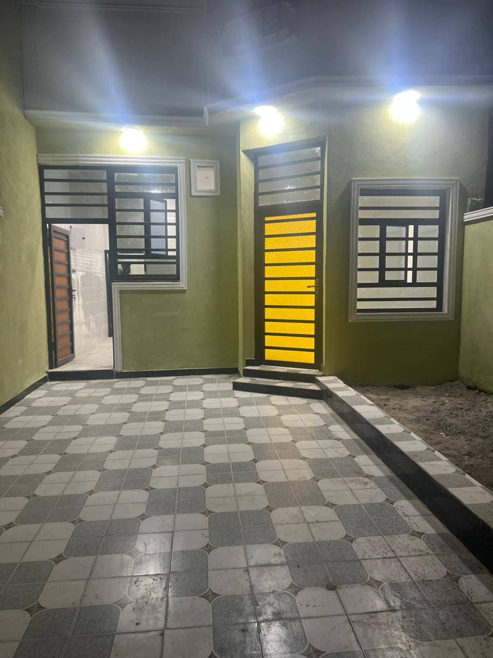 يتوفر لدينا بيت في الجزيرة اليوبه قرب مدرسة الصقر يتكون من غرفتين وصاله ومطبخ واستقبال وصحيات خارجيه وداخليه السعر 75وبي مجال *********** البصرة, العراق
