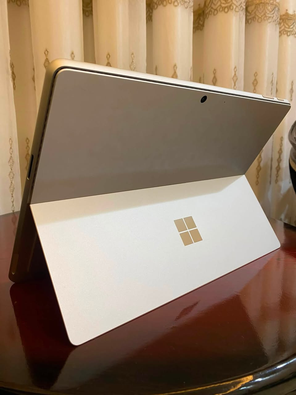 تم تخفيض السعر (200,000 دينار 🔥) للبيع : Surface Pro 9 i7 بــ 1,100,000 دينار
الوصف:

جهاز سيرفس برو 9 بحالة الوكالة، مستخدم استخدام خفيف جداً. خيار مثالي للمحترفين والمبدعين.

المواصفات:

· المعالج: Intel Core i7 (الجيل الـ12) - أداء خرافي.

· المساحة: 516 جيجابايت NVMe SSD.

· اللون: سلفري (فضي) أنيق.

· الشاشة: 13 إنش، عالية الدقة، تدعم اللمس والقلم.

💰 السعر الجديد: 1,100,000 دينار عراقي (تخفيض200,000 دينار)

📞 للتواصل الاتصال على *********** او على الخاص

