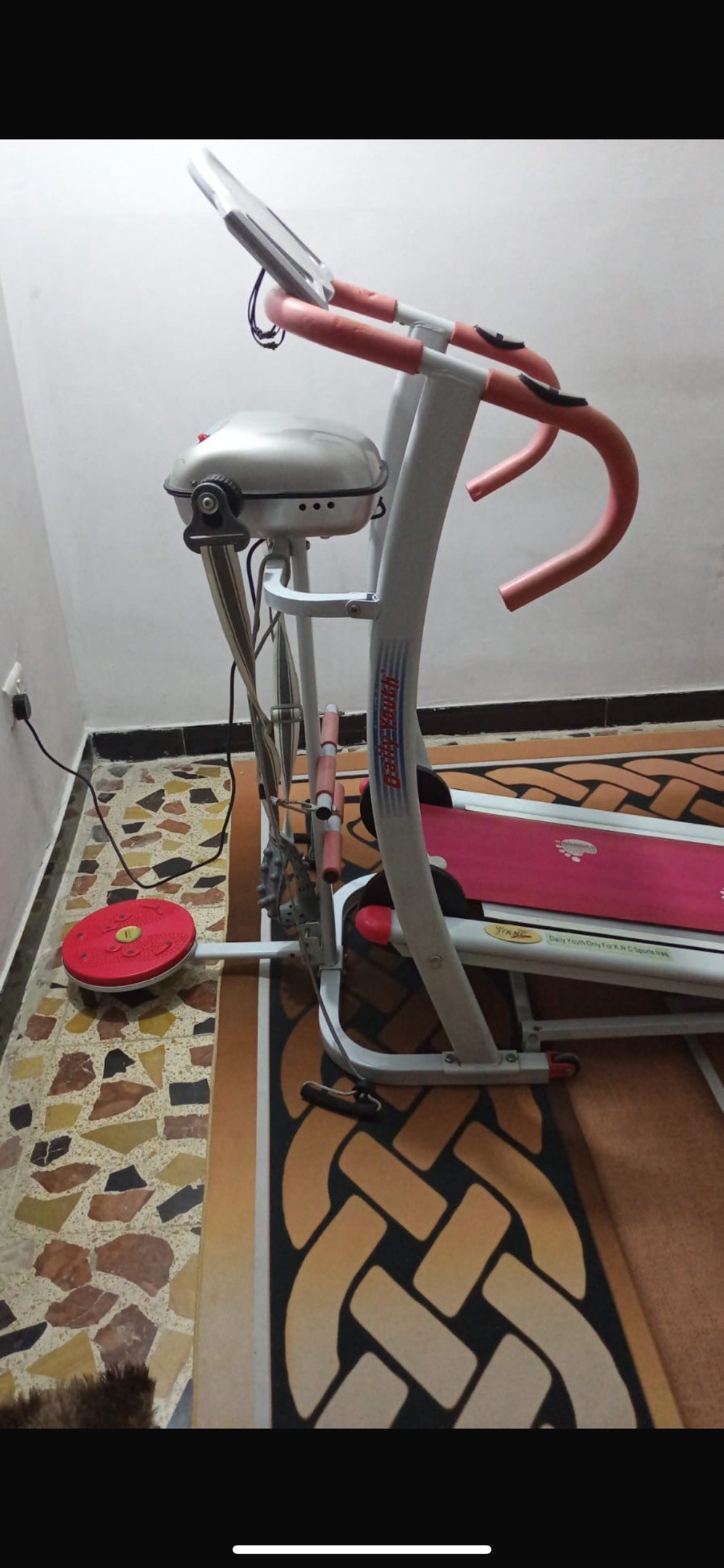 معروض للبيع جهاز مشي بحالة جيدة ومناسب للتمارين المنزلية. تصميمه خفيف وسهل الاستخدام. مثالي للأشخاص اللي يدورون على حل رياضي في البيت بدون الحاجة للذهاب للنادي. 

استخدام خفيف وقليل، ومحتاج أفرّغ المساحة لشراء معدات جديدة. السعر قابل للتفاوض.