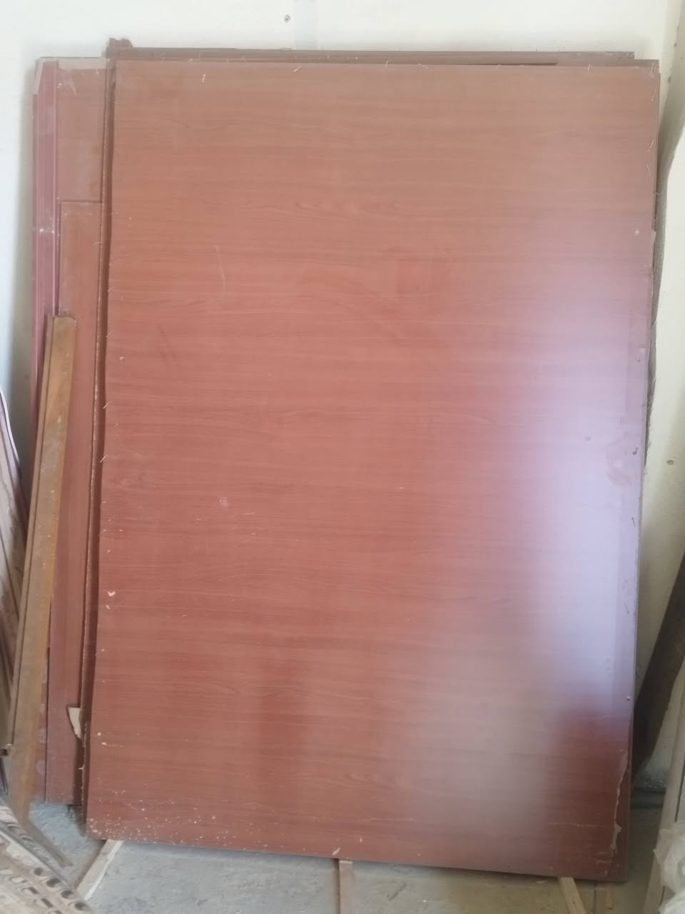 عندي خشب امدي اف كيج 16 ملم للبيع عندي هواي كصات كبار قياس مترين x متر ونص تقريبا جديد  ***********
