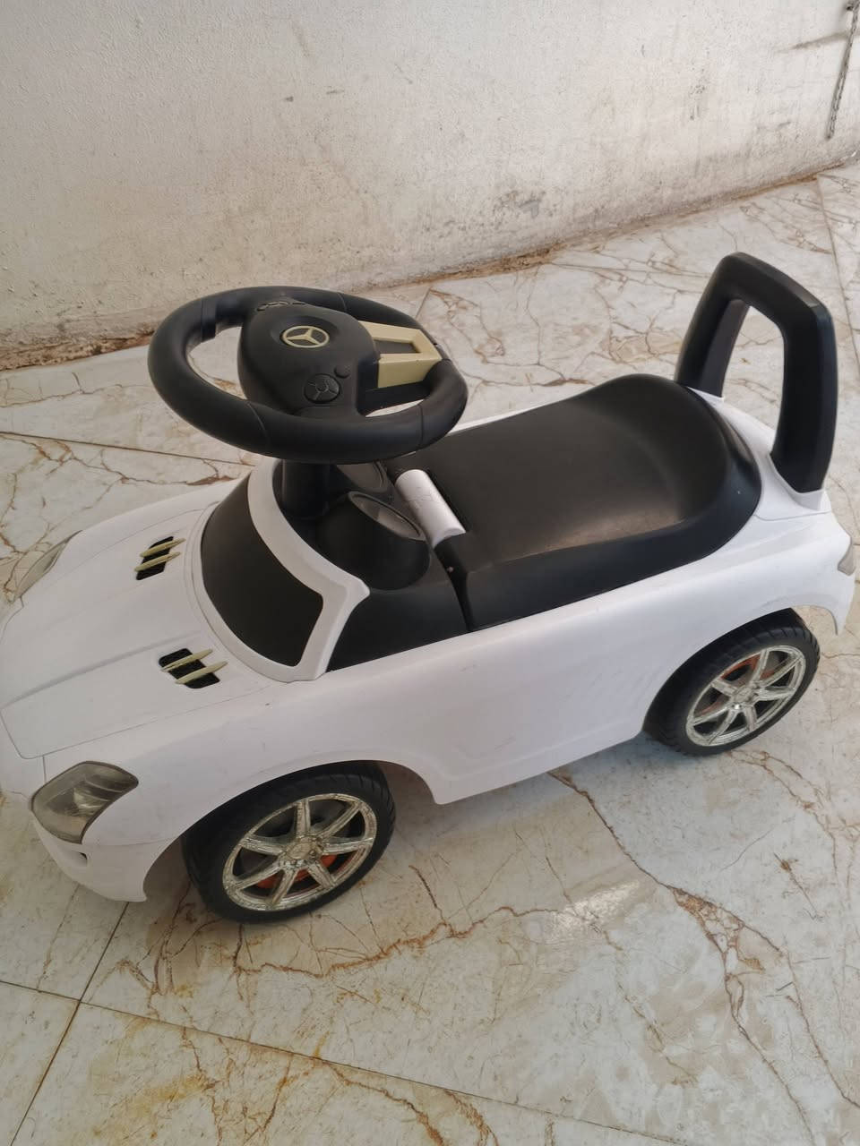سيارة اطفال للبيع مرسيدس بيها صندوك تحت الكشن   السعر 15الف (***********)
