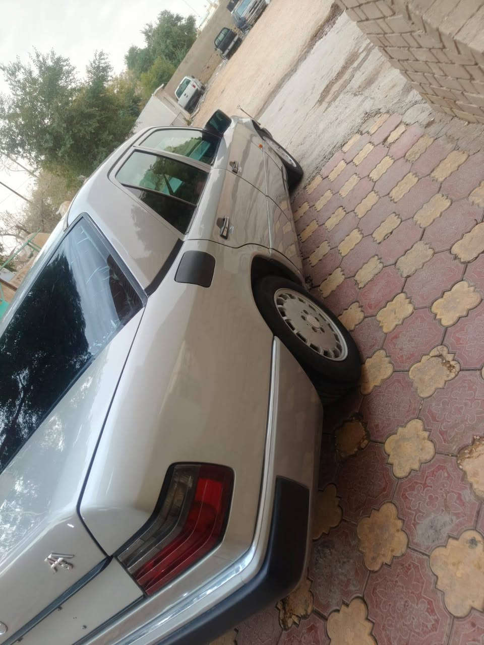 السلام عليكم سياره مارسيدس دب للبيع رقم بغداد 
موديل ٨٩ فتحه سقف 4 جام كهرباء كشن سدر كهرباء 
كير ومكينه vvt بالكرتون تبريد تدفئه كله شغال
كفاله عامه صبغ  عامه جماليه
تخم تاير جديد حداده اماميه خلفيه جديده سياره نظيفه بمعنه الكلمه  مكانها كربلاء  اني مكلف بل نشر 
رقم ***********
