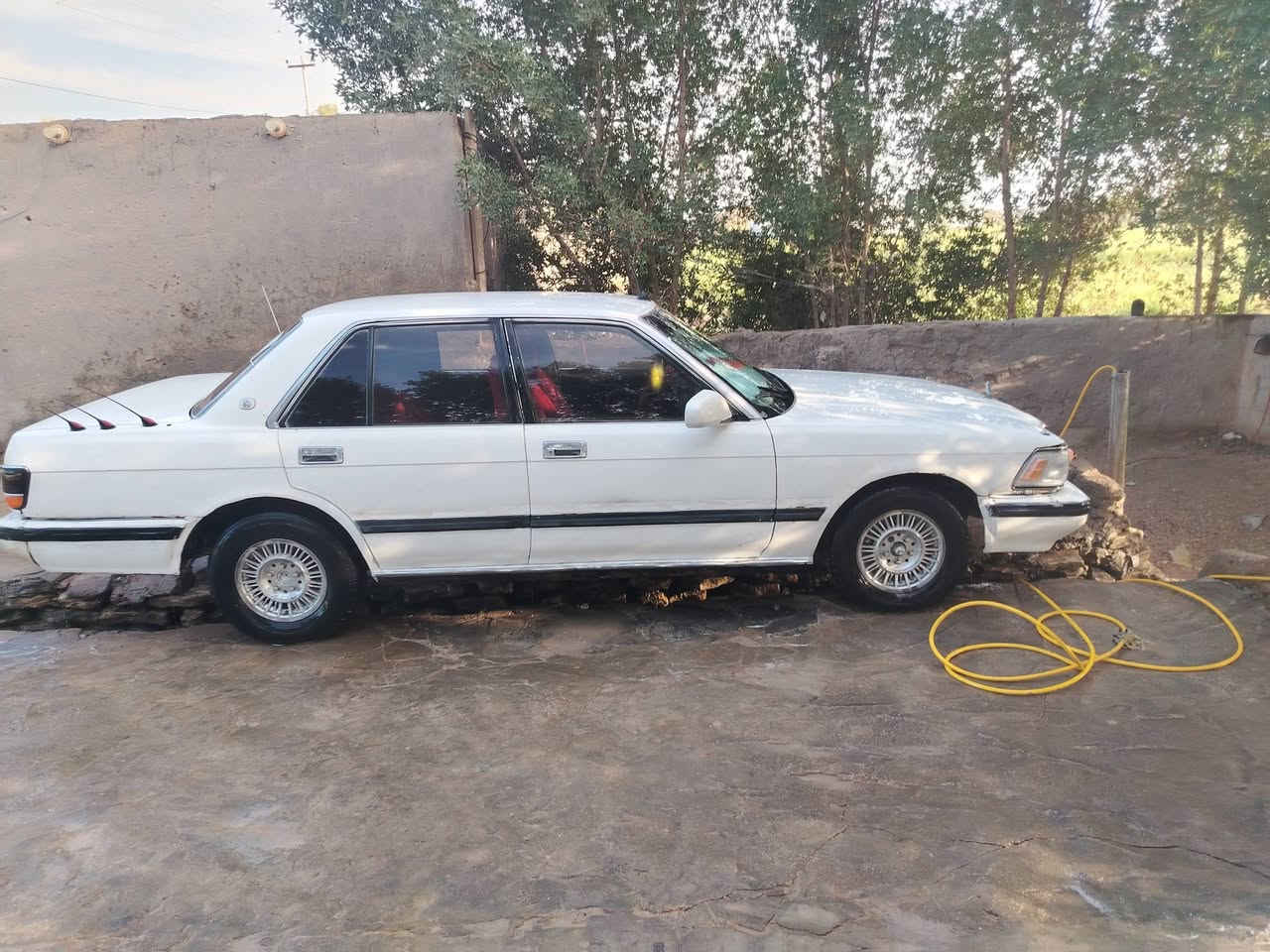 السلام عليكم سياره سيدان للبيع موديل 89 محرك بطه اثنين ونص رقم انكليزي  مداور ثاني يوم سياره مصفره مكان السماوه والوركاء سعر السياره 55 وبيها مجال رقم الموبايل ***********
