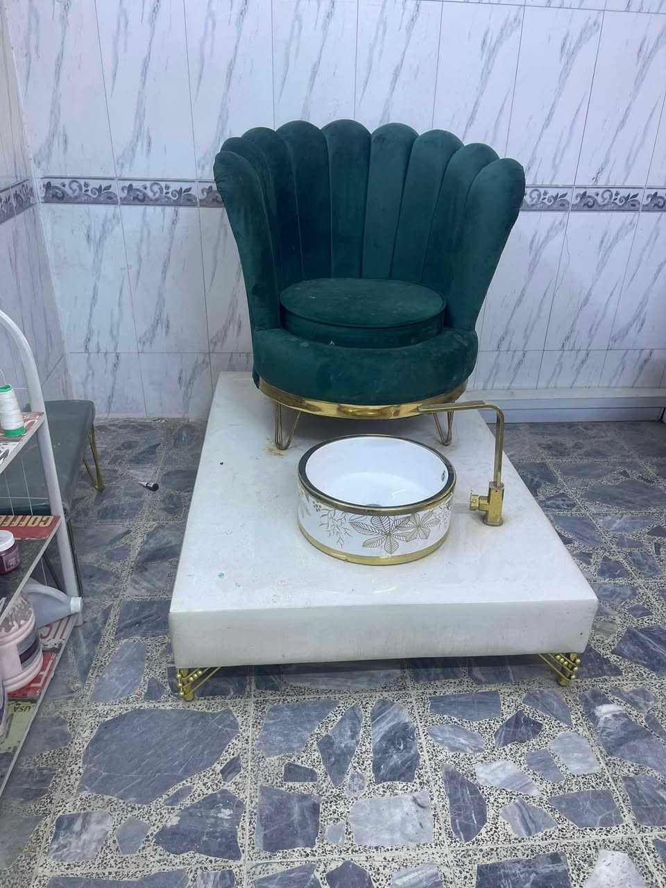 غراض مركز كامل للبيع كراسي 3 مرايات 3 كومدي 2 رف تعليك 2 سديه 1 جهاز بخار 1الهايدرو فيشل 1 مقسله 1 ميز كرلك 1 مع كراسي 2 منكير قدم 1 تواصل خاص ***********
