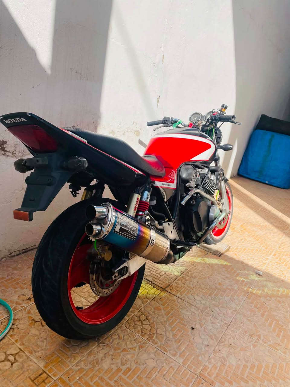 دراجة cb 400  super four VTEC 2006 كفاله عامه ماشيه 20000KM جيل ثالث *********** السعر 20 مكانة داقوق طبعن بيهة كاربون فايبر الجامرلغ الامامي و القبغ فوك زنجير طبعن الدراجة صفر  و مستعجل على بيعهة  اذا مو شراي لتتعبنة كركوك, العراق
