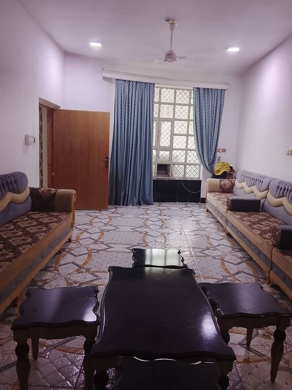 بيت للبيع قرب سايدين مجمع عمر الراوي
مساحه 300متر مفوض بالطابو 
بناء حجر وسمنت ورباط 
نقص واجهه البيت فقط 
طابقين 
اربع غرف نوم 
واستقبال وصاله ومطبخ وصحيات داخل وخارج  
وحديقه وكراج 
سعر 130 مليون 
للاستفسار تواصل على الرقم ***********
