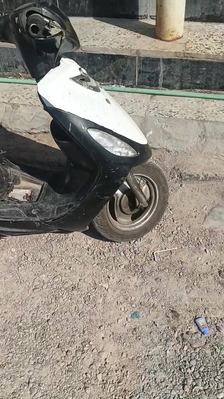 سلام عليكم ماكس قجمه للبيع دراجه نضيفه مثل ما موضح بالفديو مكاني البصره *********** سعره قفل 400 مكينه ناعمه و ما مفتوحه بوشه بلادي
