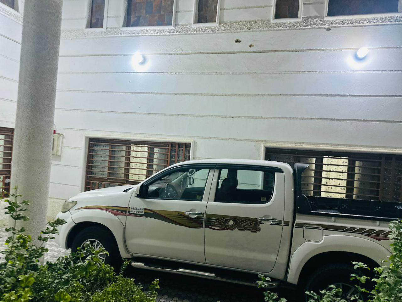 السلام عليكم تويوتا هايلوكس سعودي فول موديل 2013 كفاله ناطقه ام الدعاء جربه ماء بلادي مال كشتات
فور ويل كير اوتماتيك 
السعر (218$) وبيها مجال
***********
***********
السياره جاهزه ما ناقصه اي شي النجف, العراق
