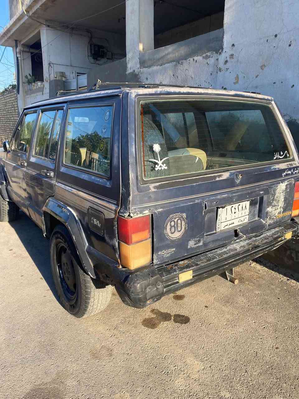 السلام عليكم
سيارة جيب شيروكي 
محوره مكينه بطه 2500جديده
السياره عوزها ترتيبات بسيطه
دواخلها نضيفه
السياره تحويل
مكاني واسط الكوت  
رقمي ***********

