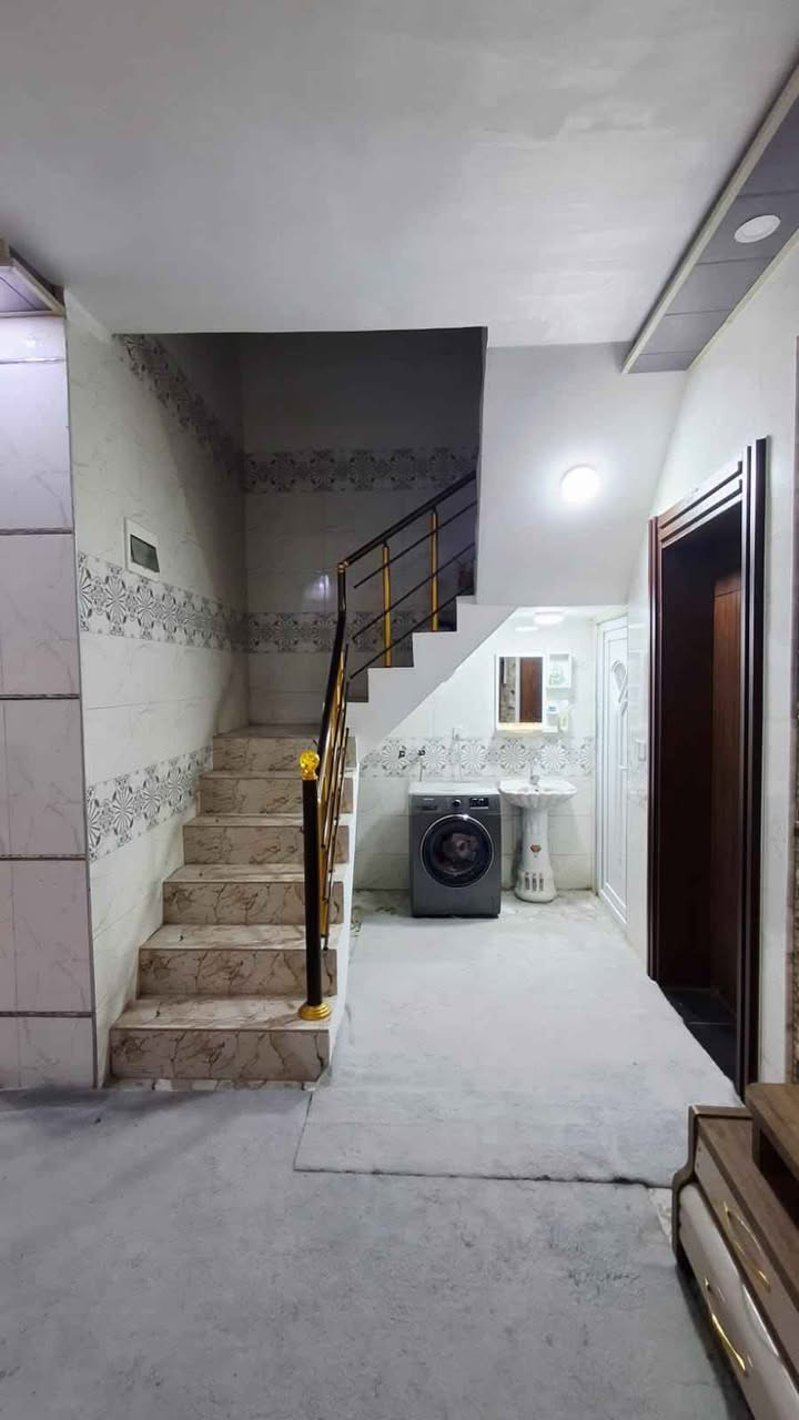 دار للبيع / كربلاء المقدسة ( يصلح سكن او استراحة او حسينية ) 
المساحة ٧٥ متر 
نوع العقار : طابو زراعي سند ٢٥ 
.العنوان : حي سومر  - خلف مدينة العاب ضوء القمر 
يبعد عن الامام ٣ كيلو 
و يبعد عن شارع الزوار ٤٠٠ متر و عن الحولي ٣٠٠ متر 
الفرع مفتوح من جهة الهنيدية و من جهة شارع الجاير  التلبيط الجديد و المنطقة معروفة بهدوئها شامل كل الخدمات و اشتراك كهرباء رسمي 
تفاصيل المنزل : طابق واحد يحتوي على طارمة خارجية   مع استقبال مفتوح على الصالة و غرفة نوم 
مطبخ و مجمع صحيات و مخزن تحت الدرج و منور. 
سنة البناء ٢٠٢١ 
درجة اولى طابوق
للاستفسار عن السعر الاتصال على الرقم او الوتساب : ***********
