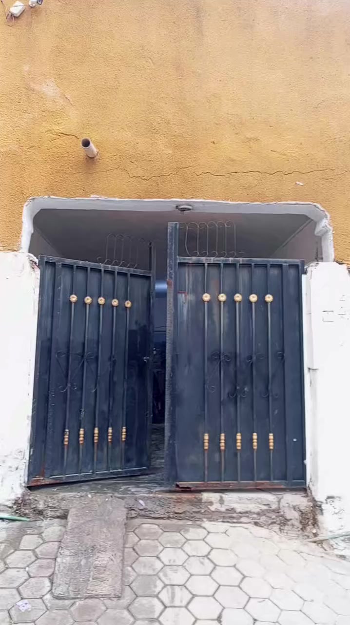 ( مكلفه بالنشر )بيت للبيع - الملعب (سوق سلالة) 🏗️
المساحة: 200 متر.
نوع البناء: قديم.
المواصفات: صالة، هول، غرفتين نوم + غرفتين فوق السطح (شتايكر).
الصحيات: داخلية وخارجية.
الموقع: منطقة سوق سلالة - الملعب.
السعر المطلوب: 160 مليون‏‪
للاستفسار‏‪***********‬‏
‏‪***********‬‏
