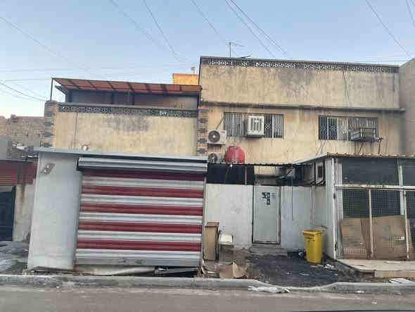 للبيع دار قديم تفليش يعتبر ارض ( ورثه وكل امورهم جاهزه) المساحه ٣٢٤ متر الواجهه ١٨ والنزال ١٨ يباع كامل او تقطيع حسب الطلب 
الموقع شارع فلسطين محله ٥٠٢ العقاري الفرع نافذ بين شارع الخيمه وبين ساحة الصدرين 
للاتصال او مراسلة الصفحه *********** او *********** (شركة الخيمه للعقار &بيع &شراء& ايجار& بناء &ترميم &تعقيب معاملات )
