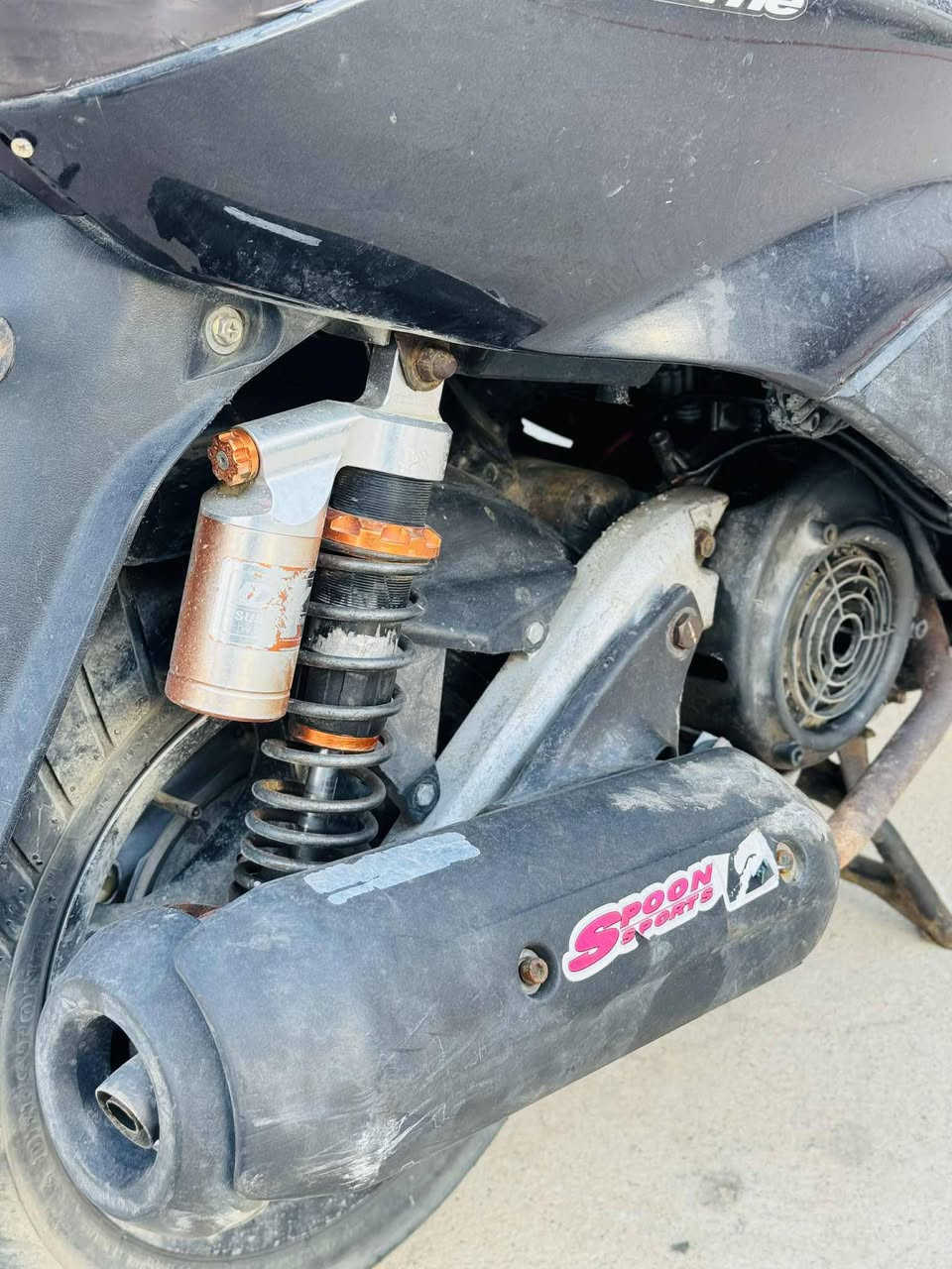 السلام عليكم مكلف بل نشر ماطور سكنز للبيع
مكينه معمره جديد تعمير مضبوط معدل تعبر ال100 كهربائيات شغاله سلف شغال بس يعوزها باتري السعر550 وبيها مجال للشراي مكاني حمام العليل 
***********
***********
