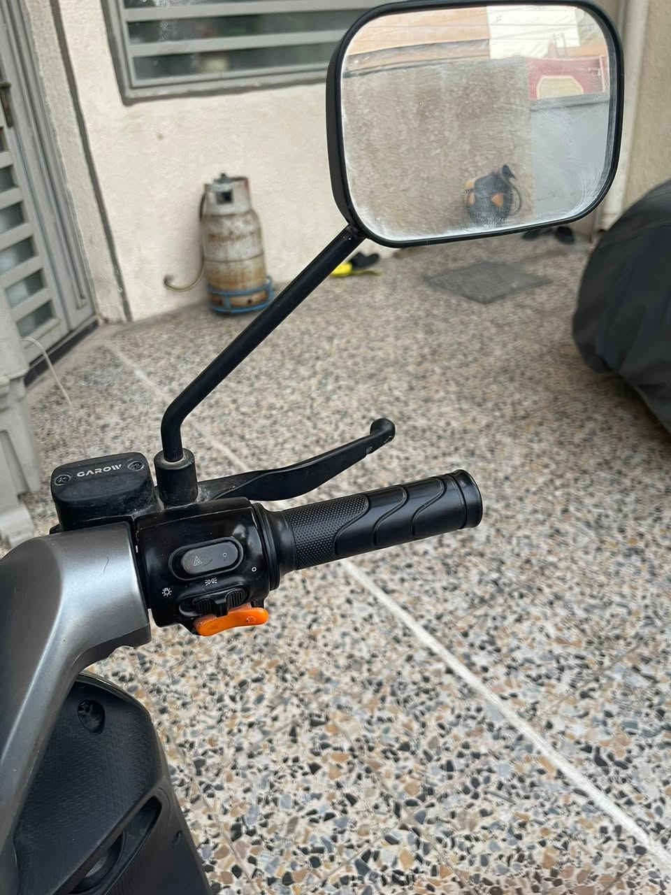 ⚡️ دراجة شحن GAROW RZ300 أصلية للبيع ⚡️
السلام عليكم شباب، دراجة شحن نظيفة جداً وبمواصفات ممتازة للبيع:
المواصفات:
 الماركة والموديل: جارو أصلية (GAROW RZ300) استيراد مباشر من الصين (صناعة متينة مو مثل العادي).
 الشاشة: شاشة رقمية دجيتال ذكية (LED) تطلعلك كل التفاصيل: السرعة، نسبة الشحن، والمسافة.
 العداد (المسافة المقطوعة): ماشية 8,944 كيلومتر فقط.
 السرعات: تحتوي على 3 سرعات (أنظمة قيادة) تكدر تتحكم بيها حسب حاجتك.
 النظام والأمان: فرام (بريك) ديسك أمامي هيدروليك لثبات عالي على الطريق.
 المظهر والراحة: لون سلفر مميز، كشن جلد مريح (خياطة دايموند) مع مسند ظهر للمقعد الخلفي.
 الإضافات: لايت أمامي LED قوي، إشارات، ومرايا جانبية كاملة.
تستعمل دلفري مال صين 
المميزات والضمان:

الاستلام من باب البيت: ريح نفسك، التوصيل والاستلام يكون مباشرة من باب البيت 
🛑 ضمان فحص يوم كامل: إلك حق تفحص الدراجة وتجربها لمدة يوم، إذا طلع بيها أي خلل أو شي ما عجبك، ترجع وفلوسك عندك

السعر والتفاصيل:
الدراجة كاملة وما تحتاج أي مصاريف
سعرها 500 قفل 
للاتصال ***********
